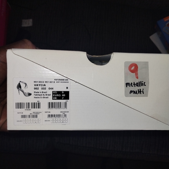 Multiple pairs of women's shoes - Picture 5 of 16